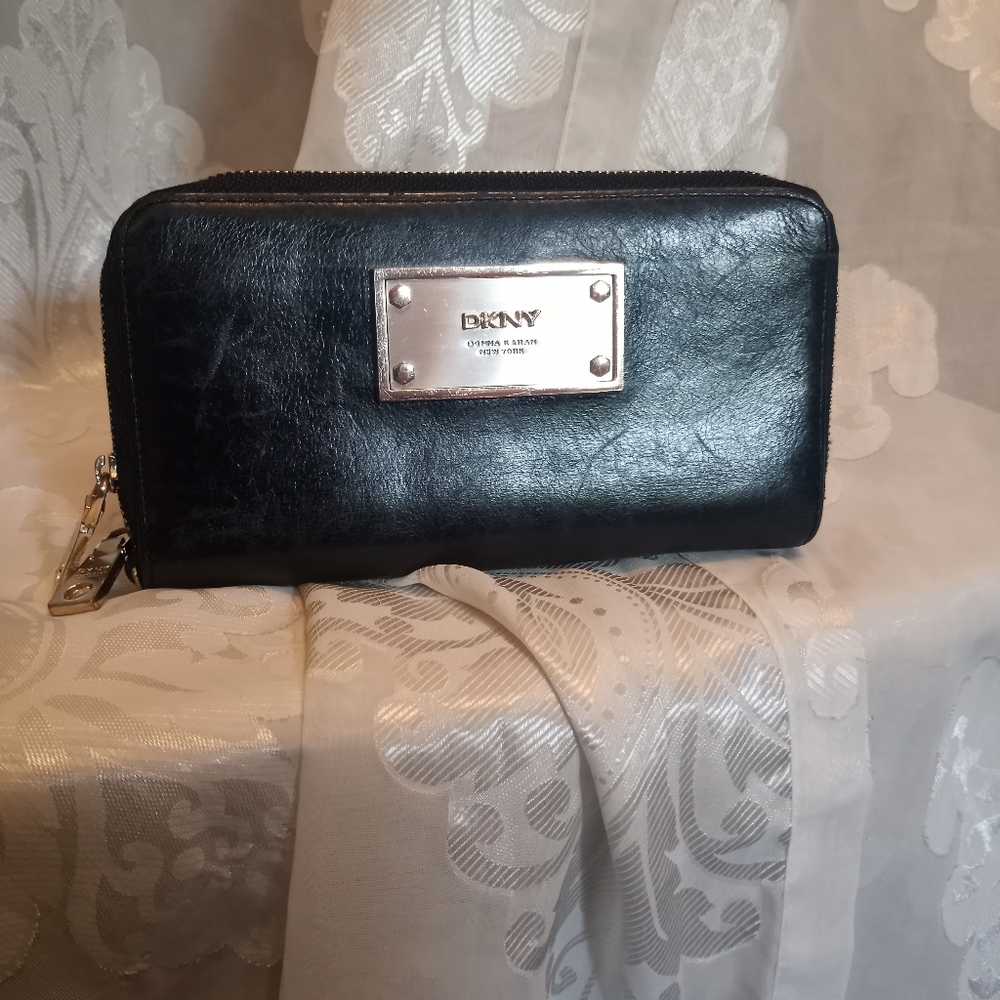 DKNYC Black and Silver Wallet Sleek Design